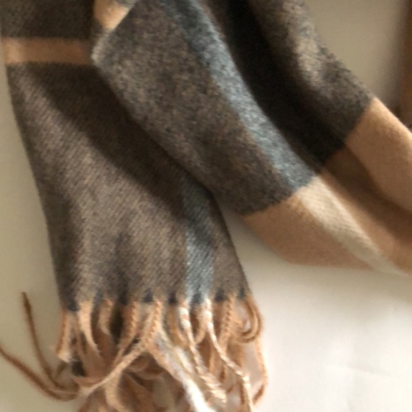 Gorgeous winter scarf - Picture 2 of 3